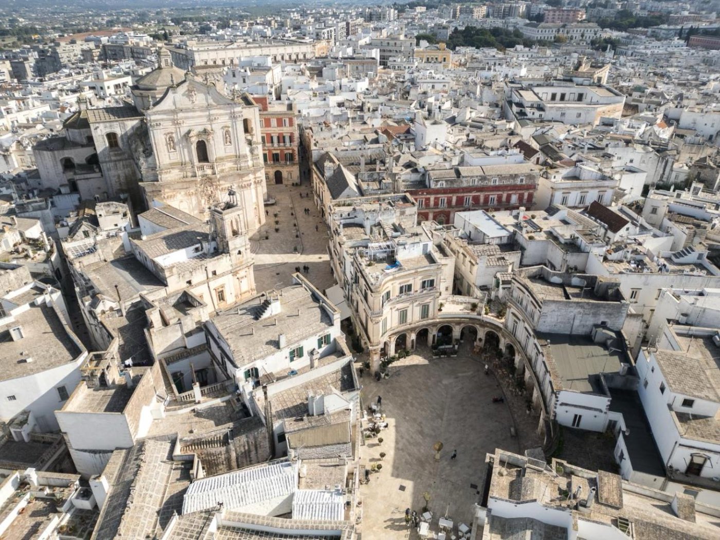 Il centro storico di Martina Franca dall'alto: i tetti bianchi, la cupola barocca e la piazza con il portico